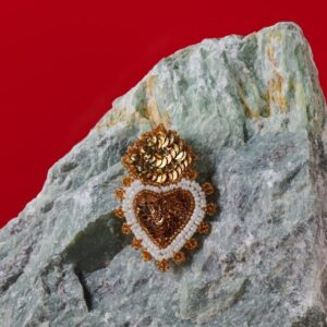 Broche à perles coeur ex-voto